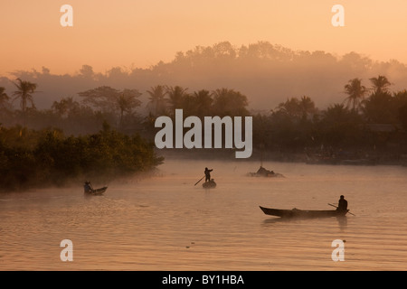 Myanmar, Burma, Mrauk U. Am frühen Morgennebel steigen auf dem Aungdat Creek, in der alten Stadt Mrauk U, Rakhine-Staat. Stockfoto