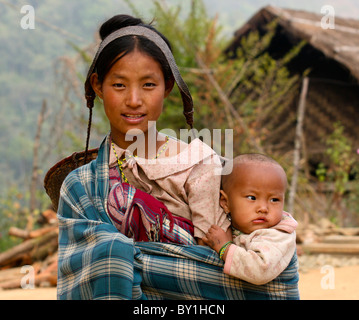 Myanmar, Burma, Naga Hills.  Eine junge Mutter, mit traditionellen Cane Korb aus ihrem Kopf und ihrem Kind in Leshi Dorf geschleudert. Stockfoto