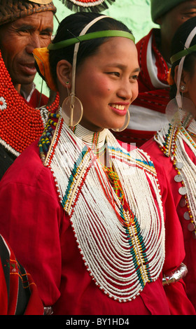 Myanmar, Burma, Naga Hills.  Ein hübsches Mädchen in Naga Naga New Year Festival in Leshi Dorf zu feiern. Stockfoto