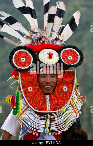 Myanmar, Burma, Naga Hills.  Eine Tangkhul Naga in seiner feierlichen Putz feiert die Naga-Neujahrsfest (Kaing Bi) in Stockfoto