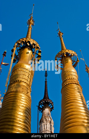 Myanmar, Burma, Inle-See. Moderne gemischt mit alten - Buddhistische Schreine und Pagoden in Shwe Inn Thein Paya, Indein, auf die Stockfoto