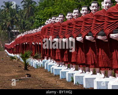 Myanmar, Birma, Pegu, Bago. Eine Linie des Mönchs Statuen zu gewinnen Sein Taw Ya, der Website des weltweit größten liegenden Buddha Stockfoto