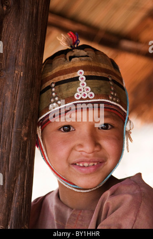 Myanmar, Burma, Keng Tung (Kyaing Tong). Akha junge Mädchen in einem Hügel Dorf, Keng Tung. Stockfoto