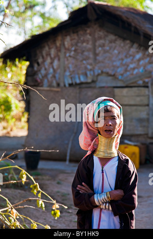 Myanmar, Burma, Loikaw. Eine Padaung (Langhals) Frau vor ihrem Haus stehen, tragen ihre traditionelle Messing Hals Spulen, die Stockfoto