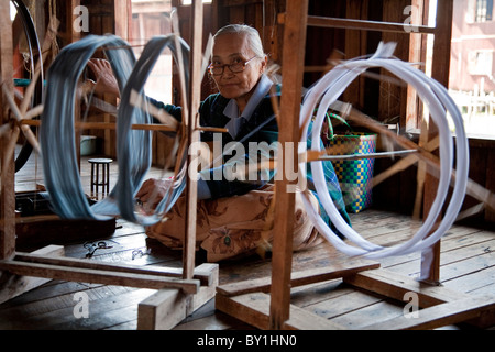 Myanmar, Burma, Inle-See.  Spinnen Seide in einer Weberei Fabrik, Inle-See. Stockfoto