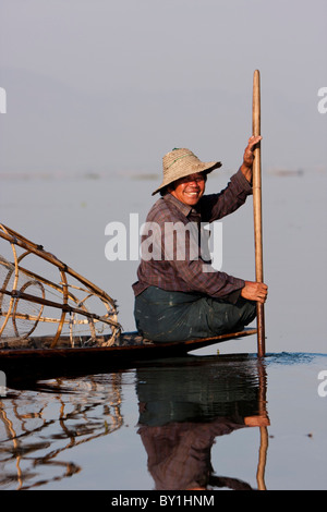 Myanmar, Inle-See.  Intha Fischer paddeln sanft sein Boot über Inle-See, Myanmar. Stockfoto