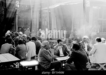 Sanli Urfa Südosten Türkei Kurdistan Männer versammeln sich in einem Teeladen im Basar. September 1990. Stockfoto