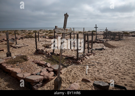 Namibia, Cape Cross. Antike Gräber, wo die frühen Seefahrer, an dieser düsteren Küste Schiffbruch begraben wurden. Stockfoto