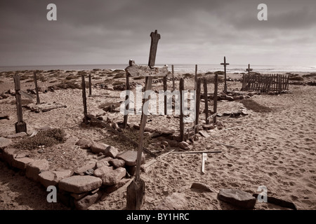 Namibia, Cape Cross. Antike Gräber, wo die frühen Seefahrer, an dieser düsteren Küste Schiffbruch begraben wurden. Stockfoto