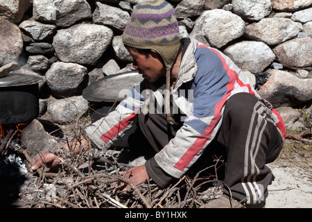 Nepal, Everest Region Khumbu-Tal. Nepalesischer Portier arbeitet auf dem Everest Base Camp Trail lässt sich nieder in Kochen Stockfoto