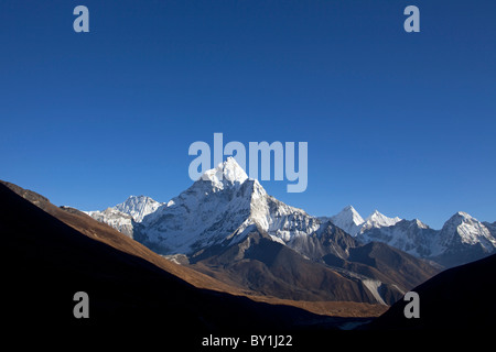 Nepal, Everest Region Khumbu-Tal.  Rückblick auf den Everest Base Camp Weg in Richtung Periche und der dramatischen Ama Stockfoto