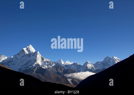 Nepal, Everest Region Khumbu-Tal.  Rückblick auf den Everest Base Camp Weg in Richtung Periche und der dramatischen Ama Stockfoto