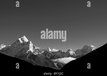 Nepal, Everest Region Khumbu-Tal.  Rückblick auf den Everest Base Camp Weg in Richtung Periche und der dramatischen Ama Stockfoto