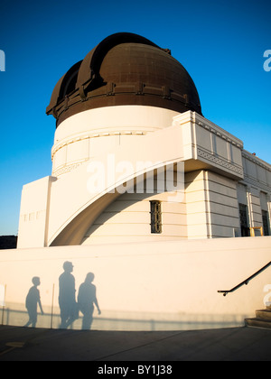 Silhouette einer Familie zu Fuß vor der West-Aussichtsplattform in Griffith Observatory Stockfoto