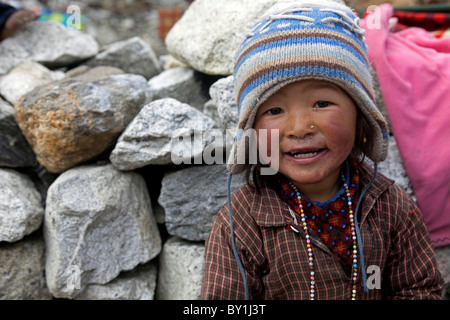 Nepal, Everest Region Khumbu-Tal. Auf dem Everest Base Camp Trail lächelt ein jungen Sherpa für die Kamera Stockfoto