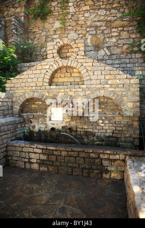 Alten Trinkwasser-Brunnen in einem Dorfplatz, Türkei Stockfoto