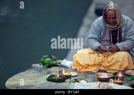 Nepal, Kathmandu, A Priest einrichten Opfergabe am frühen Morgen im Pashupatinath Tempel an den Ufern des Flusses Bagmati Stockfoto