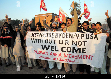 Aktivisten der Pasban Aafia Bewegung schreien Parolen gegen uns Vize-Präsident Joe Biden bei einer Protestkundgebung in Peshawar Stockfoto