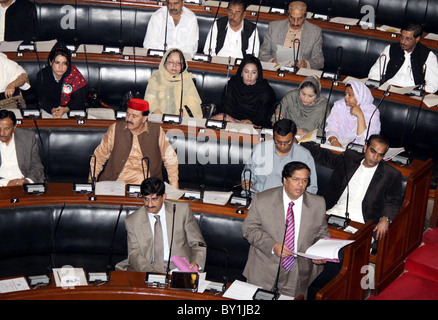 Sindh Gesetz Minister Ayaz Soomro befasst sich mit provinziellen Versammlung abgehaltenen Versammlung Gebäude Halle in Karachi Stockfoto