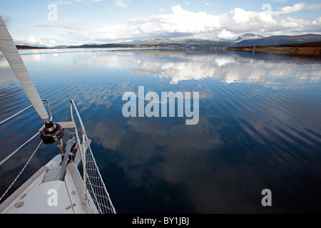 Norwegen, Tromso Region, Segeln an einem Sommertag durch die norwegischen Fjorde, von der Hafen von Tromsø Stockfoto