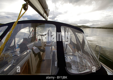 Norwegen, Tromso Region, Segeln an einem Sommertag durch die norwegischen Fjorde, von der Hafen von Tromsø Stockfoto