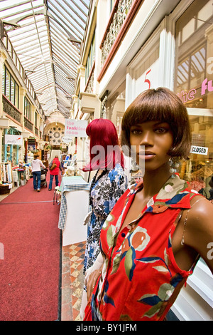 Zwei Puppen Modell bunte Kleidern in der Arkade Clifton in Bristol Stockfoto