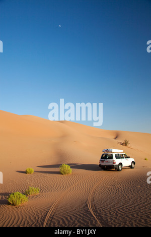 Oman, Khali. Fahren durch die weiten Dünen des leeren Viertels. Stockfoto