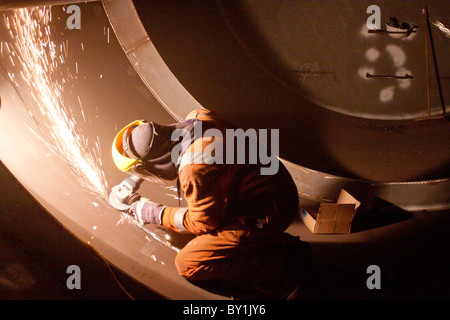 Vereinigtes Königreich - Schottland - 12. Januar 2010. Ein Schweißgerät arbeitet im Inneren ein Leistungsmodul der P2-Wasserkraft-Ausrüstung. Stockfoto