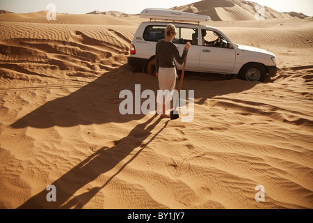 Oman, Khali. Die 4 x 4 ausgraben nach stecken in den tiefen Sand des leeren Viertels. MR. Stockfoto