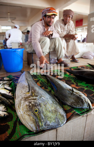 Oman, Maskat. Omanische Männer verkaufen frischen Fisch im Mutra Fish Market. Stockfoto