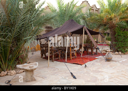 Eine überdachte Lounge im Hotel Kasbah Hotel Gesangs-in Erfoud, Marokko. Stockfoto