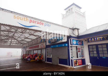 Winter geschlossen Eingang zum SouthParade Pier außerhalb der Saison Stockfoto