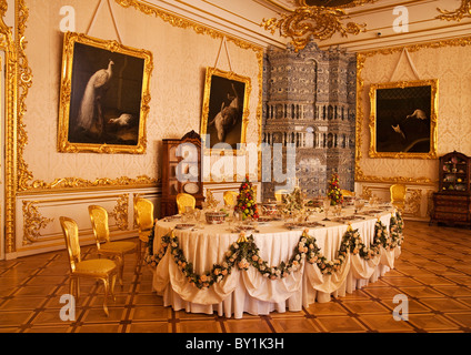 Russland, St. Petersburg, Katharinenpalast, Zarskoje Selo.  Die Cavaliers Speisesaal.  Der Tisch ist gedeckt für Zarin Elizabeth Stockfoto