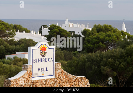 Spanien, Menorca, Binibeca.  Das Dorf Binibeca blickt auf das Mittelmeer von der südöstlichen Küste von Menorca. Stockfoto