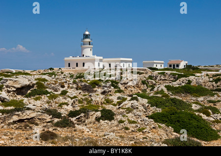 Spanien, Menorca, Cap de Cavalleria. Lighthhouse am Cap de Cavalleria blickt auf das Mittelmeer vom Menorcas robust Stockfoto