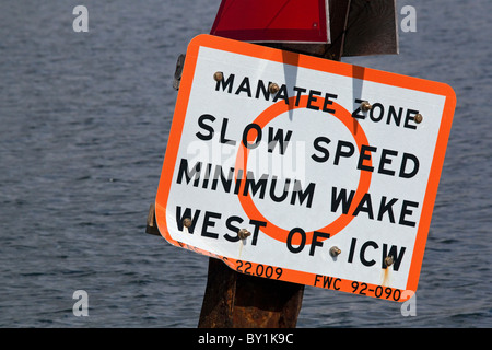 Manatee Zone langsamen Geschwindigkeit Minimum Wake, Manatee alert anmelden Wasserstraße, West Palm Beach, Florida, USA Stockfoto