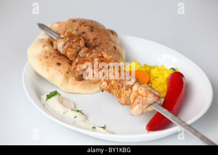 Saibling vom Grill Schaschlik Hühnerspieß mit pita Stockfoto