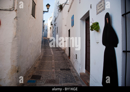 Straße in Vejer De La Frontera, einer der am besten erhaltenen Dörfer an der Küste von Andalusien. Spanien Stockfoto