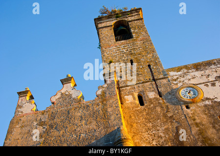 Kirche in Vejer De La Frontera, einer der am besten erhaltenen Dörfer an der Küste von Andalusien. Spanien Stockfoto