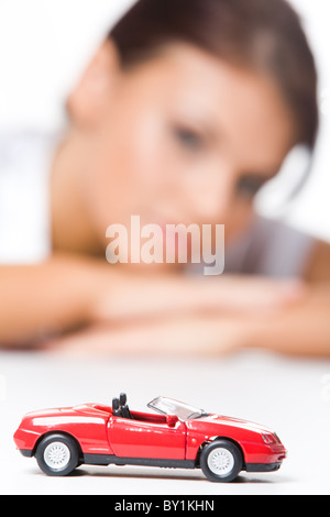 Bild von Spielzeug Pick-up mit Frau im Hintergrund Stockfoto