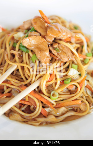 Rühren Sie-gebratene Nudeln mit Hühnerfleisch Stockfoto