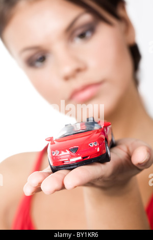 Nahaufnahme von roten Spielzeug Abholung am Palm mit Frau das Gesicht im Hintergrund Stockfoto
