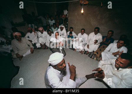 Beduinen traditionellen Geschichtenerzählen in Form von Tanz an der Hochzeitsfeier. El Tur, Sinai-Halbinsel, Ägypten Stockfoto