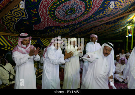 Beduinen Bräutigam tanzt mit Gästen während einer traditionellen Hochzeitsfeier. El Tur, Sinai-Halbinsel, Ägypten Stockfoto