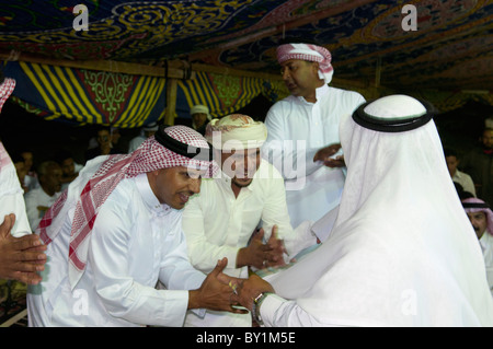 Beduinen Bräutigam tanzt mit Gästen während einer traditionellen Hochzeitsfeier. El Tur, Sinai-Halbinsel, Ägypten Stockfoto