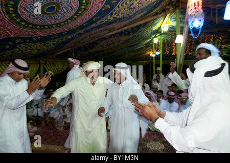 Beduinen Bräutigam tanzt mit Gästen während einer traditionellen Hochzeitsfeier. El Tur, Sinai-Halbinsel, Ägypten Stockfoto