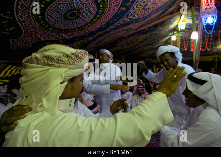 Beduinen Bräutigam tanzt mit Gästen während einer traditionellen Hochzeitsfeier. El Tur, Sinai-Halbinsel, Ägypten Stockfoto