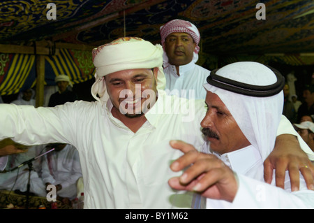 Beduinen Bräutigam tanzt mit Gästen während einer traditionellen Hochzeitsfeier. El Tur, Sinai-Halbinsel, Ägypten Stockfoto