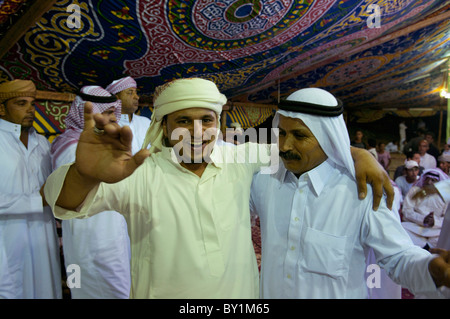 Beduinen Bräutigam tanzt mit Gästen während einer traditionellen Hochzeitsfeier. El Tur, Sinai-Halbinsel, Ägypten Stockfoto