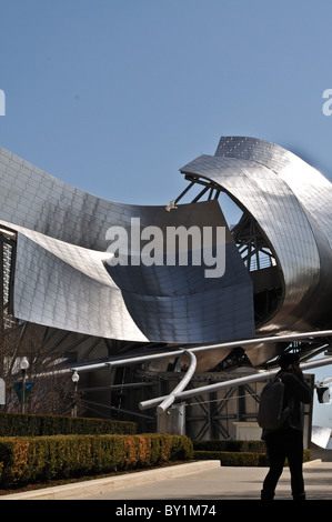 Eine Frau besucht den Jay pritzker Pavilion in den Millenium Park in Chicago, Illinois. Stockfoto